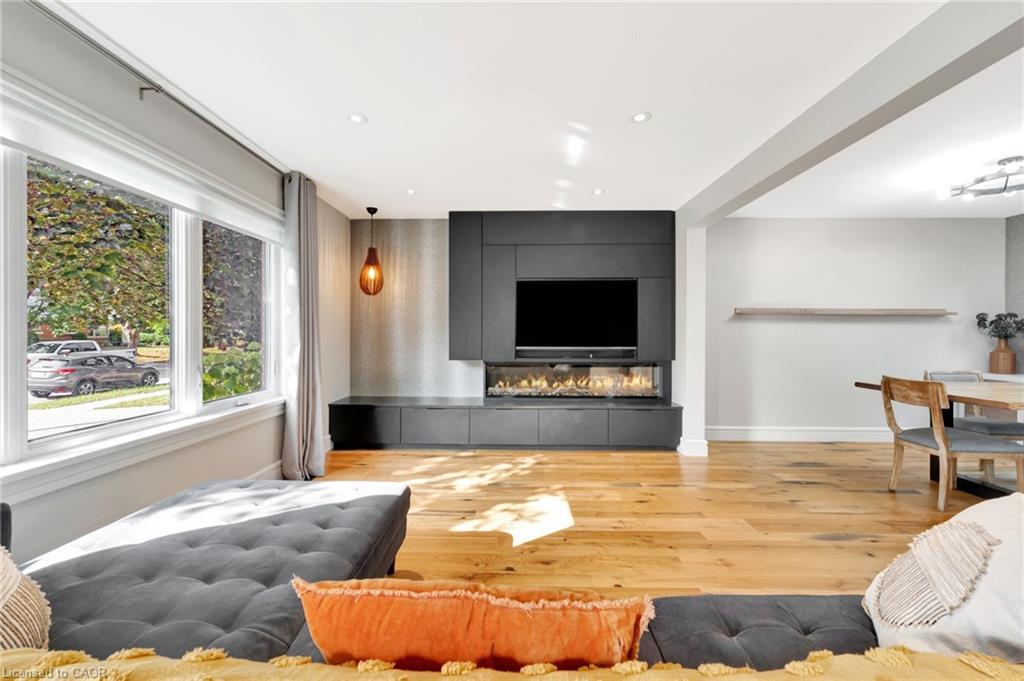 254 Pinewood Place, Waterloo, ON - Indoor Photo Showing Living Room