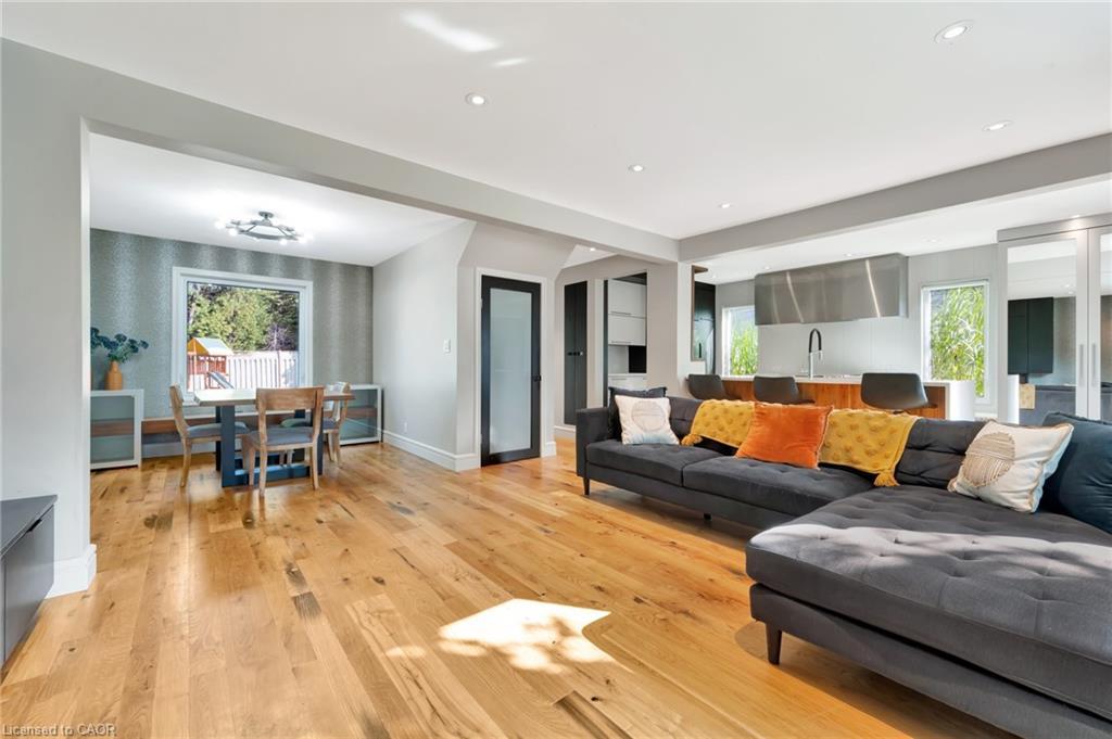 254 Pinewood Place, Waterloo, ON - Indoor Photo Showing Living Room