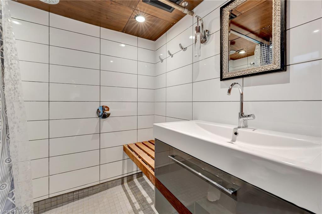 254 Pinewood Place, Waterloo, ON - Indoor Photo Showing Bathroom