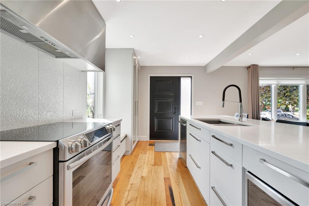 254 Pinewood Place, Waterloo, ON - Indoor Photo Showing Kitchen With Upgraded Kitchen