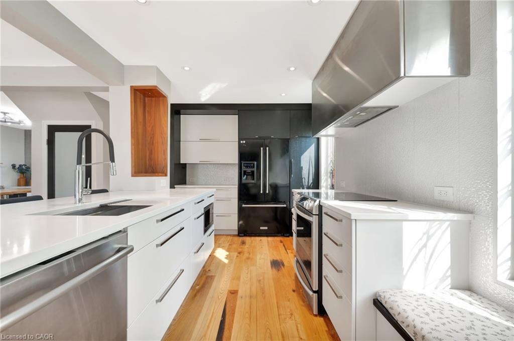254 Pinewood Place, Waterloo, ON - Indoor Photo Showing Kitchen With Upgraded Kitchen