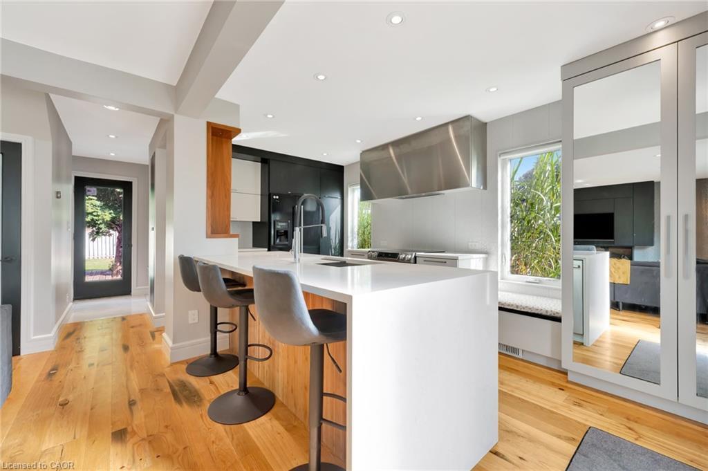 254 Pinewood Place, Waterloo, ON - Indoor Photo Showing Kitchen