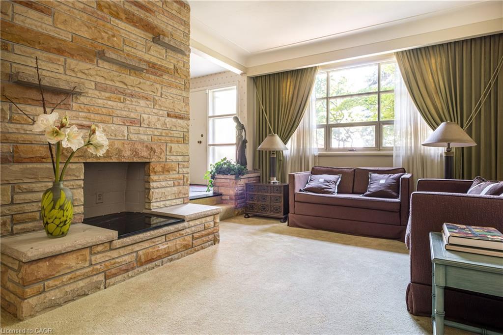6 Freeland Court, Hamilton, ON - Indoor Photo Showing Living Room With Fireplace