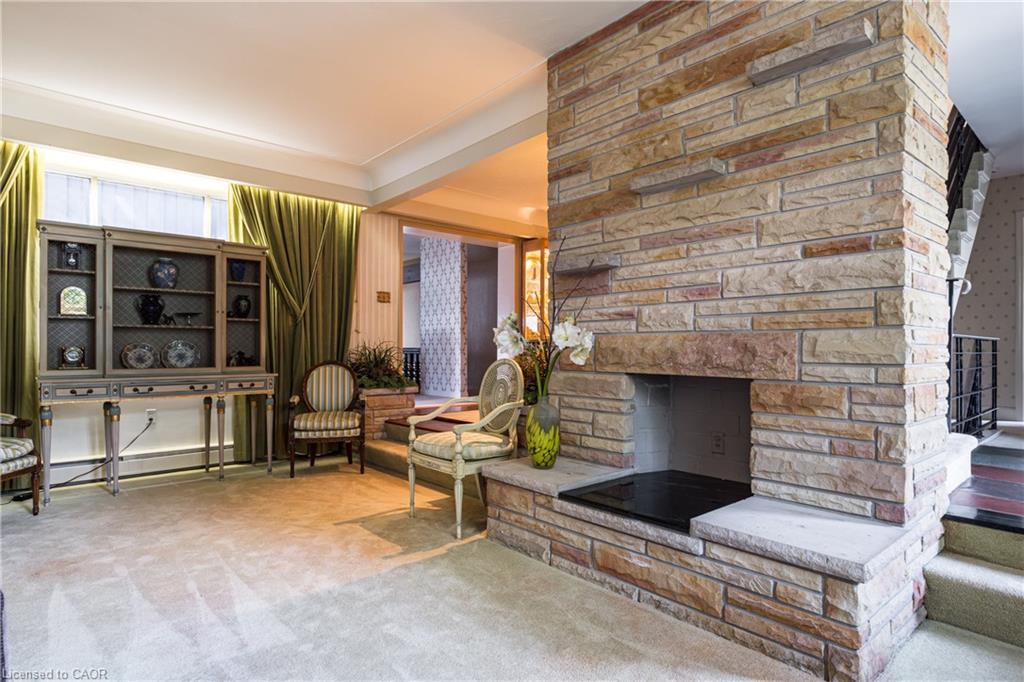 6 Freeland Court, Hamilton, ON - Indoor Photo Showing Living Room With Fireplace
