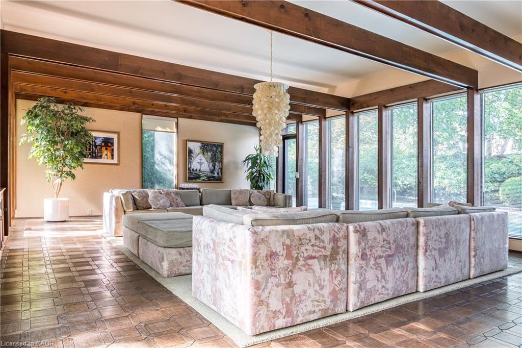 6 Freeland Court, Hamilton, ON - Indoor Photo Showing Living Room