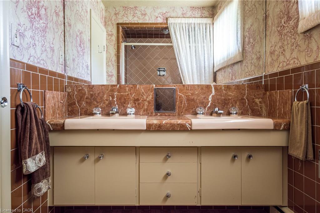 6 Freeland Court, Hamilton, ON - Indoor Photo Showing Bathroom