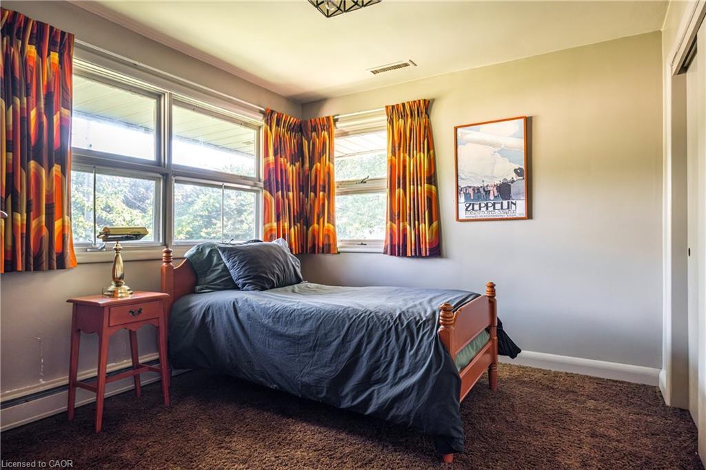 6 Freeland Court, Hamilton, ON - Indoor Photo Showing Bedroom