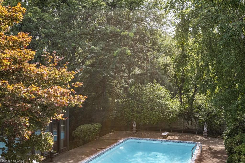 6 Freeland Court, Hamilton, ON - Outdoor With In Ground Pool