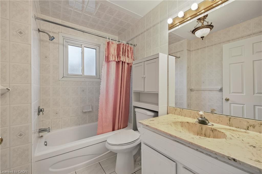 233 High Street, London, ON - Indoor Photo Showing Bathroom