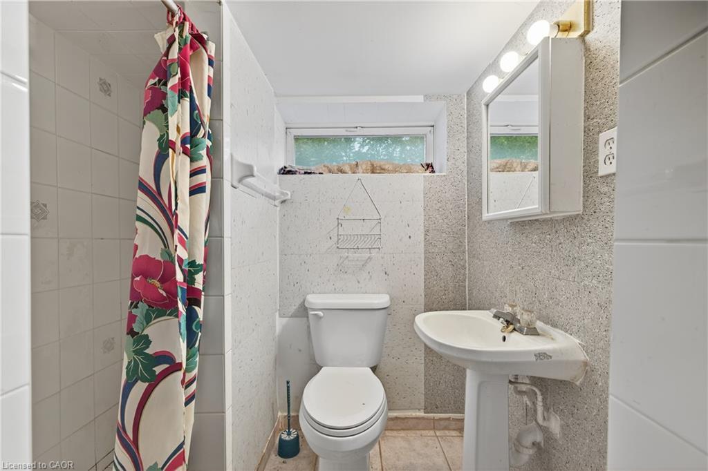 233 High Street, London, ON - Indoor Photo Showing Bathroom