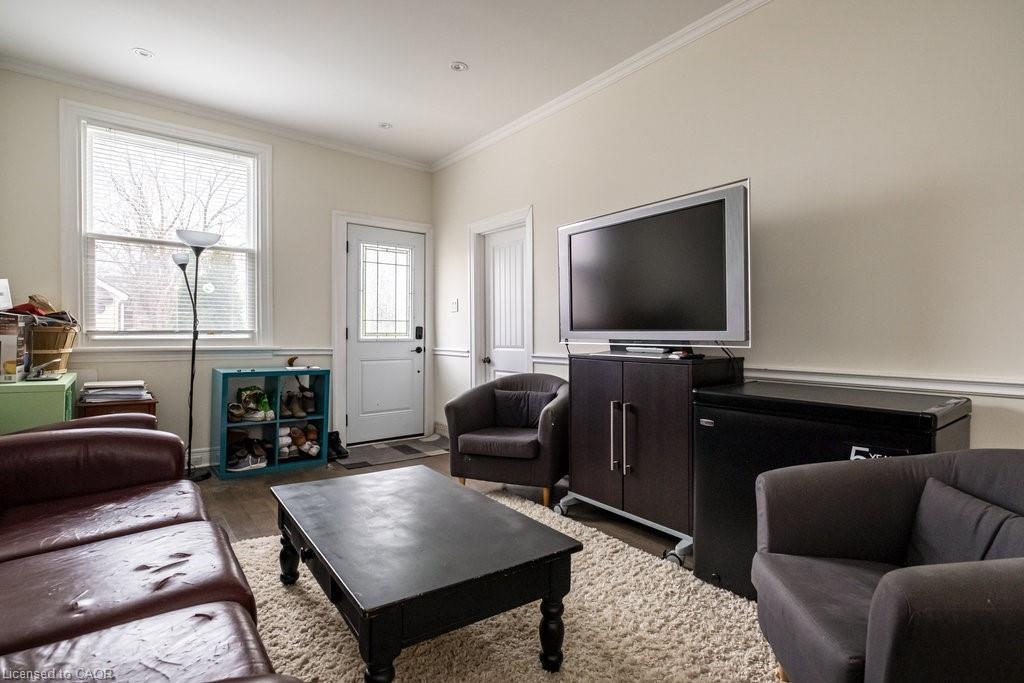 109 Royal Avenue, Hamilton, ON - Indoor Photo Showing Living Room