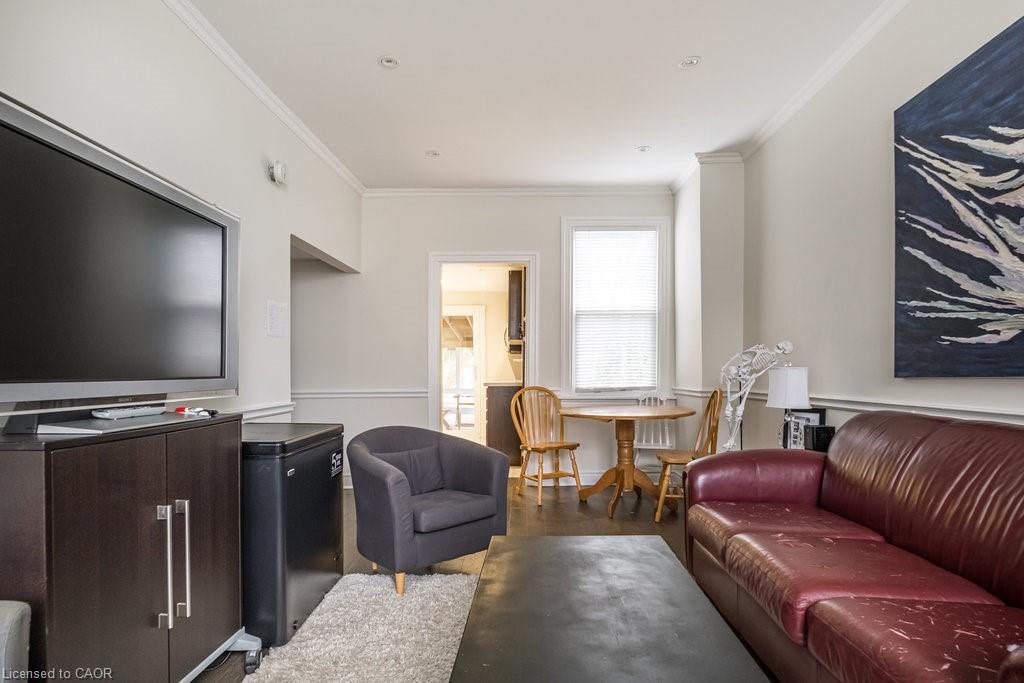 109 Royal Avenue, Hamilton, ON - Indoor Photo Showing Living Room