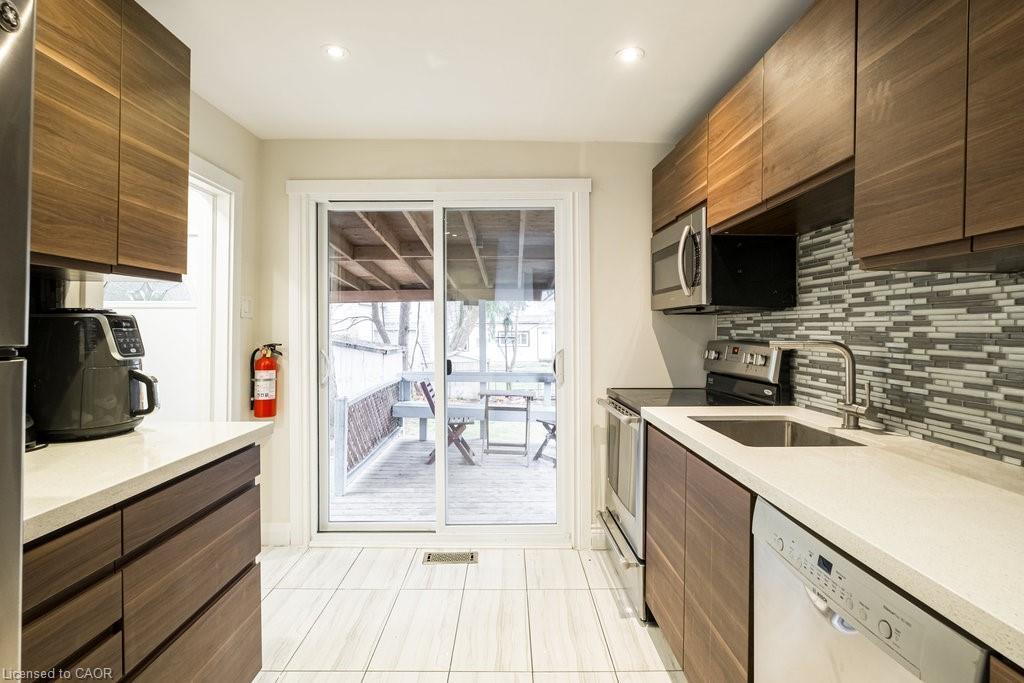 109 Royal Avenue, Hamilton, ON - Indoor Photo Showing Kitchen