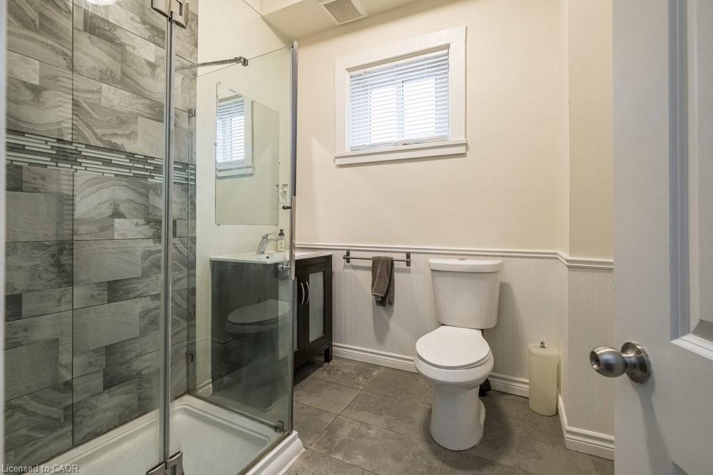 109 Royal Avenue, Hamilton, ON - Indoor Photo Showing Bathroom