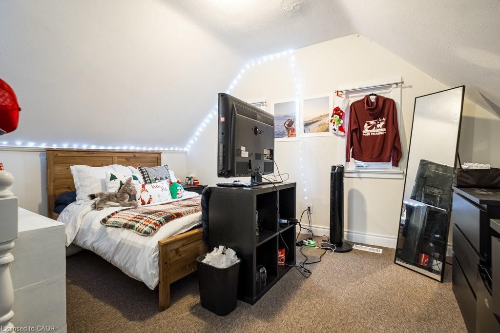 109 Royal Avenue, Hamilton, ON - Indoor Photo Showing Bedroom