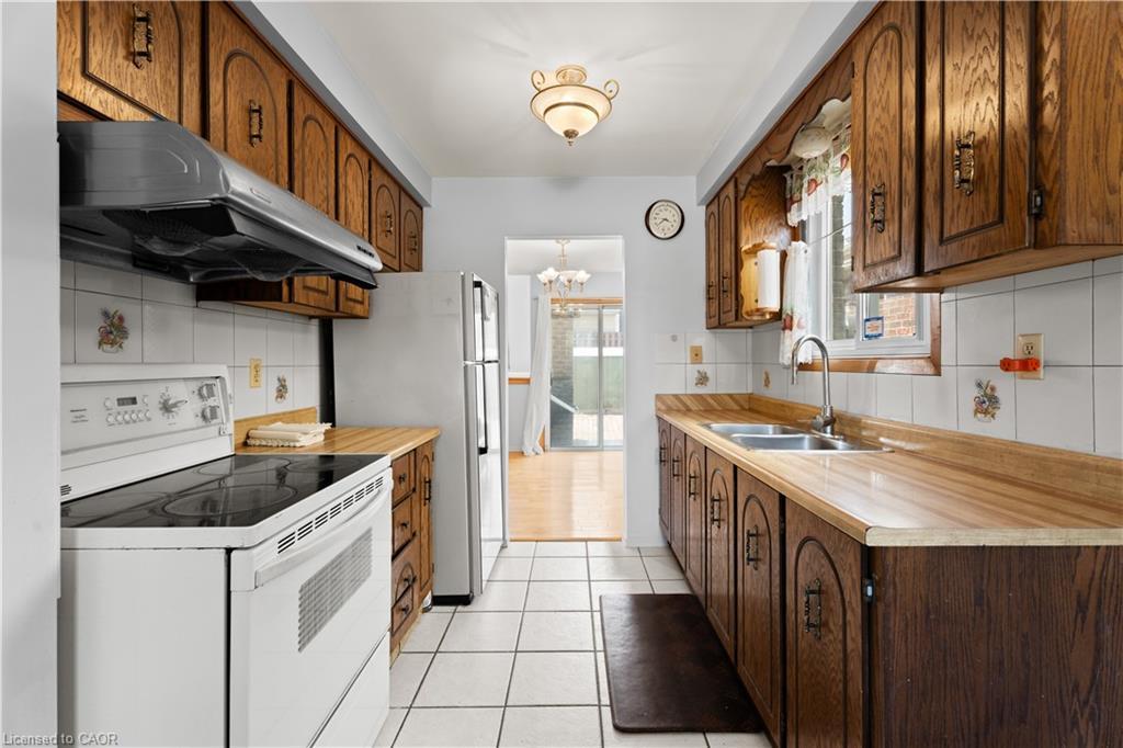 366 Franklin Drive, Hamilton, ON - Indoor Photo Showing Kitchen With Double Sink