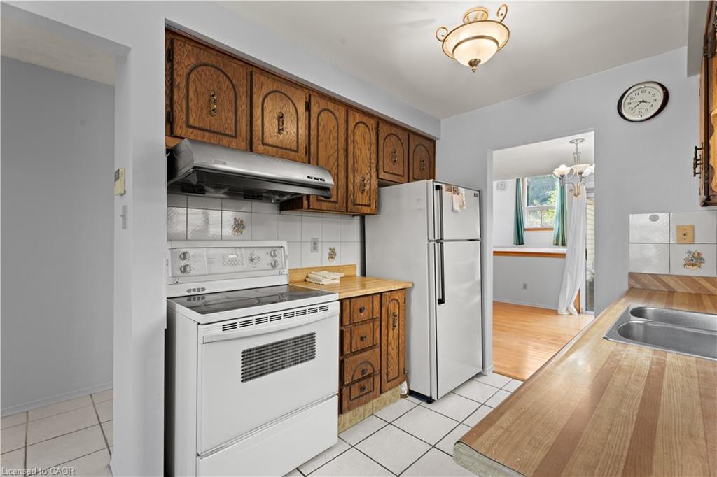366 Franklin Drive, Hamilton, ON - Indoor Photo Showing Kitchen With Double Sink