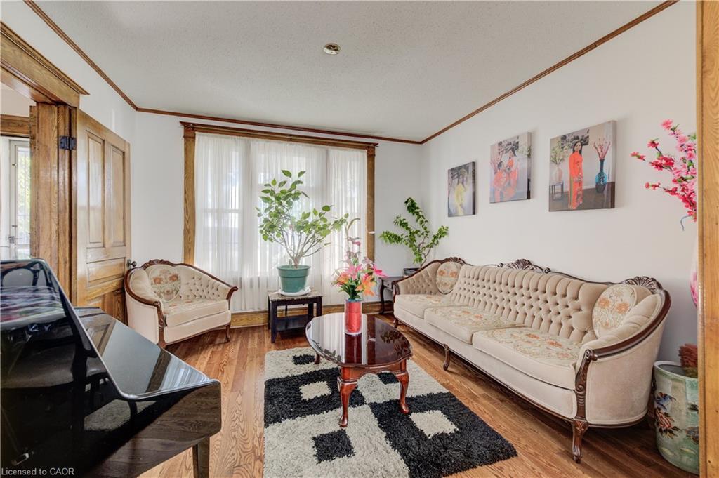 44 Walter Street, Kitchener, ON - Indoor Photo Showing Living Room
