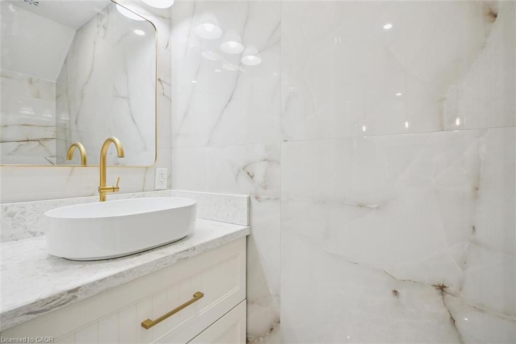 452 Rothesay Place, Burlington, ON - Indoor Photo Showing Bathroom