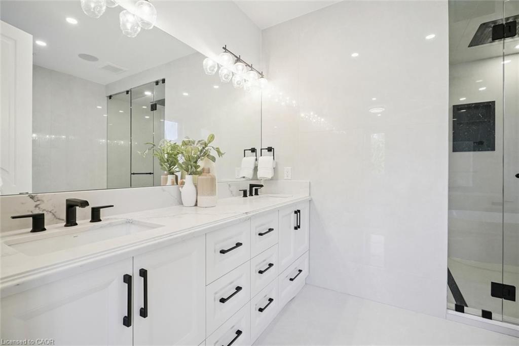 452 Rothesay Place, Burlington, ON - Indoor Photo Showing Bathroom