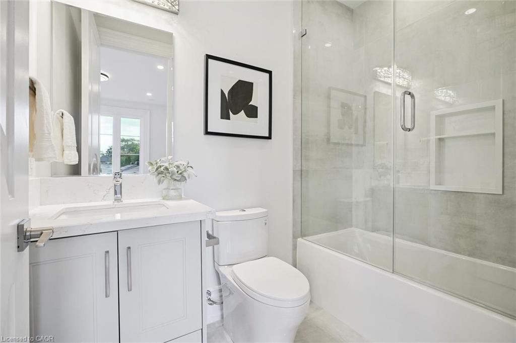 452 Rothesay Place, Burlington, ON - Indoor Photo Showing Bathroom