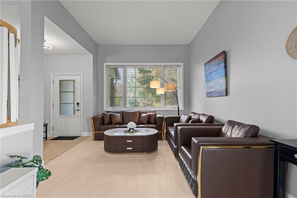 25 Bianca Drive, Niagara-On-The-Lake, ON - Indoor Photo Showing Living Room