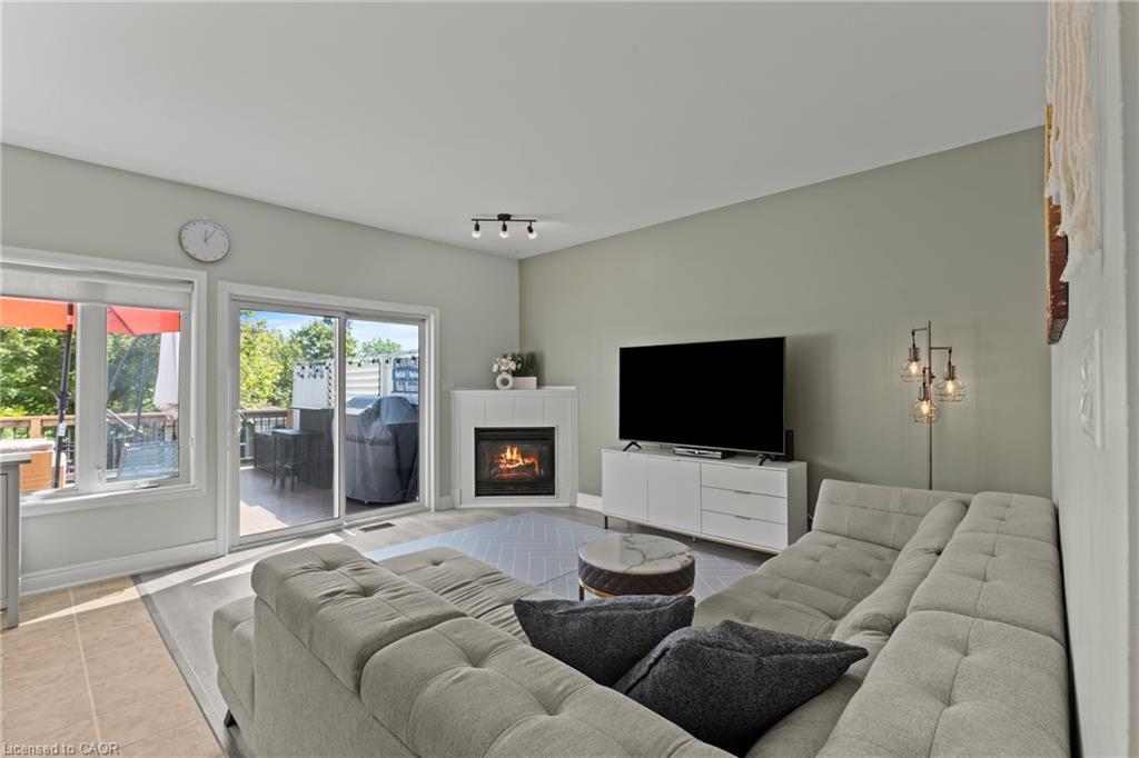 25 Bianca Drive, Niagara-On-The-Lake, ON - Indoor Photo Showing Living Room With Fireplace