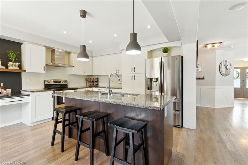 8769 Dogwood Crescent, Niagara Falls, ON - Indoor Photo Showing Kitchen With Upgraded Kitchen