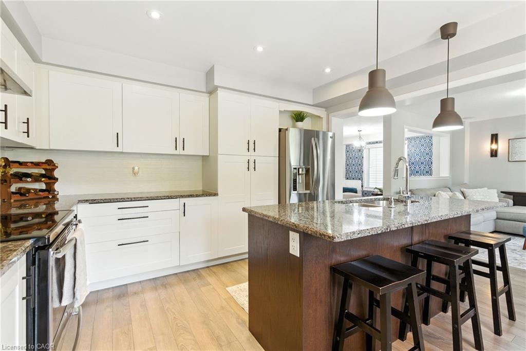 8769 Dogwood Crescent, Niagara Falls, ON - Indoor Photo Showing Kitchen With Upgraded Kitchen