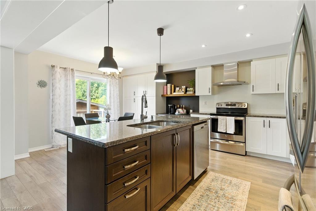 8769 Dogwood Crescent, Niagara Falls, ON - Indoor Photo Showing Kitchen With Double Sink With Upgraded Kitchen