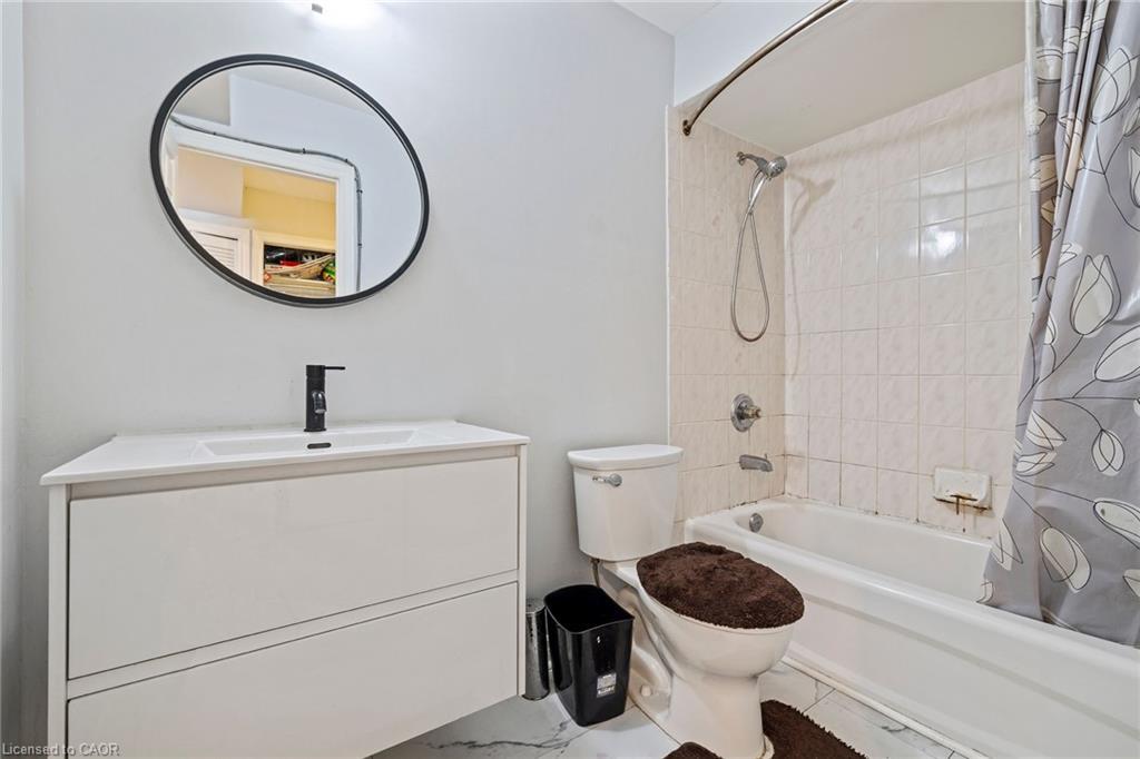 104-28 Victoria Avenue N, Hamilton, ON - Indoor Photo Showing Bathroom