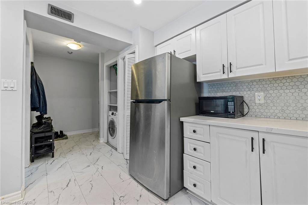 104-28 Victoria Avenue N, Hamilton, ON - Indoor Photo Showing Kitchen