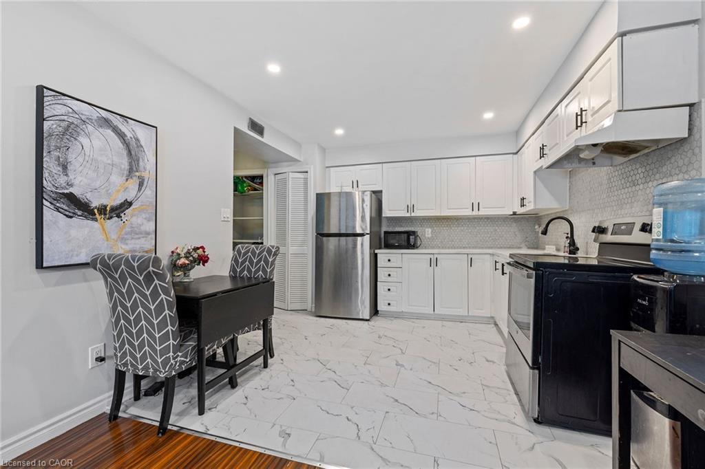 104-28 Victoria Avenue N, Hamilton, ON - Indoor Photo Showing Kitchen With Stainless Steel Kitchen