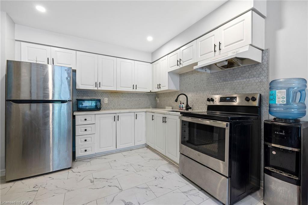 104-28 Victoria Avenue N, Hamilton, ON - Indoor Photo Showing Kitchen With Stainless Steel Kitchen