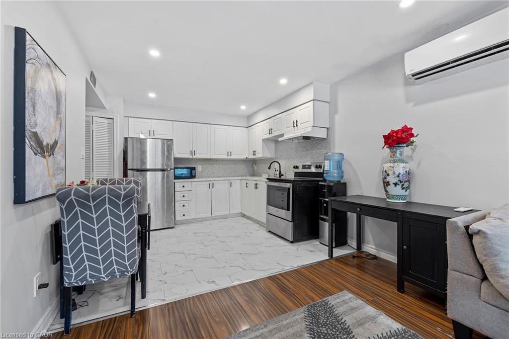 104-28 Victoria Avenue N, Hamilton, ON - Indoor Photo Showing Kitchen With Stainless Steel Kitchen