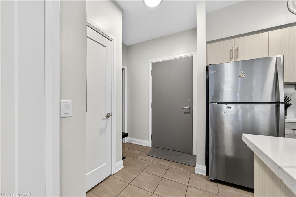 402-16 Concord Place, Grimsby, ON - Indoor Photo Showing Kitchen