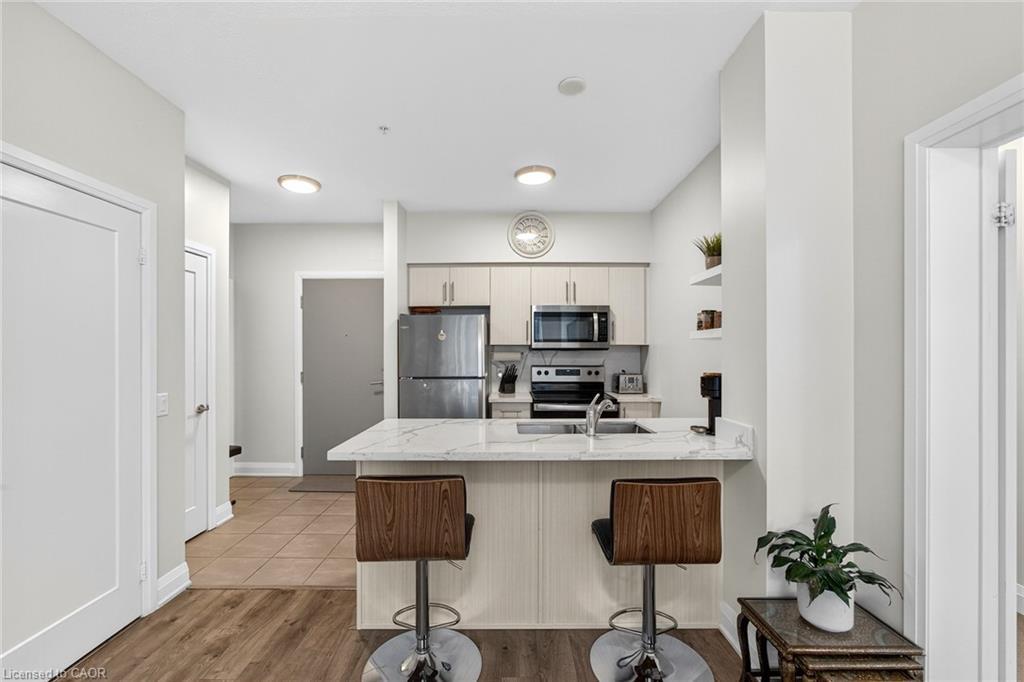 402-16 Concord Place, Grimsby, ON - Indoor Photo Showing Kitchen