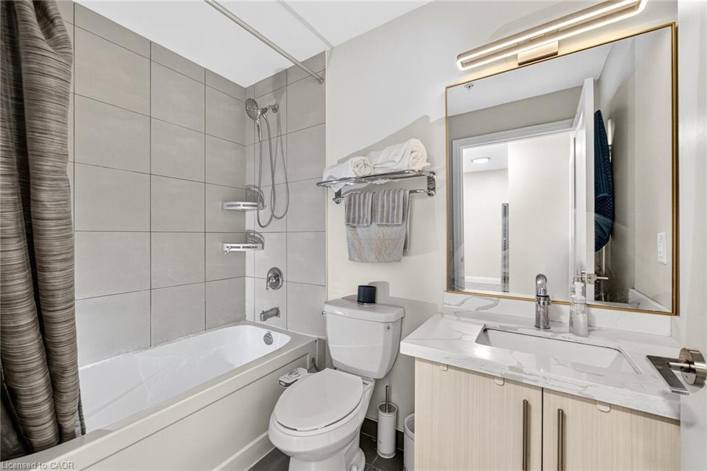 402-16 Concord Place, Grimsby, ON - Indoor Photo Showing Bathroom