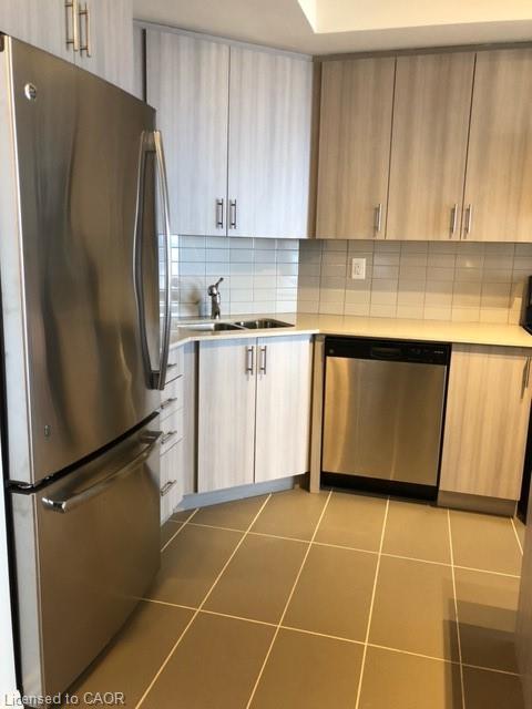 801-560 North Service Road, Grimsby, ON - Indoor Photo Showing Kitchen