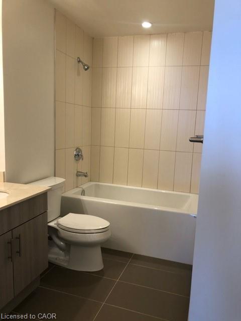 801-560 North Service Road, Grimsby, ON - Indoor Photo Showing Bathroom