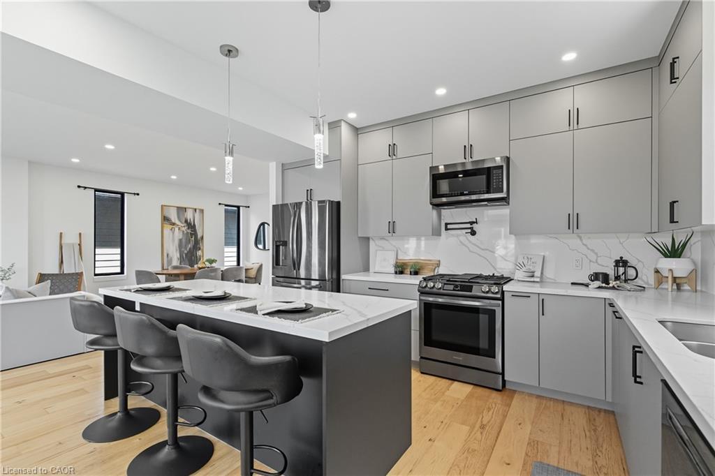 20 Ivy Crescent, Thorold, ON - Indoor Photo Showing Kitchen With Upgraded Kitchen