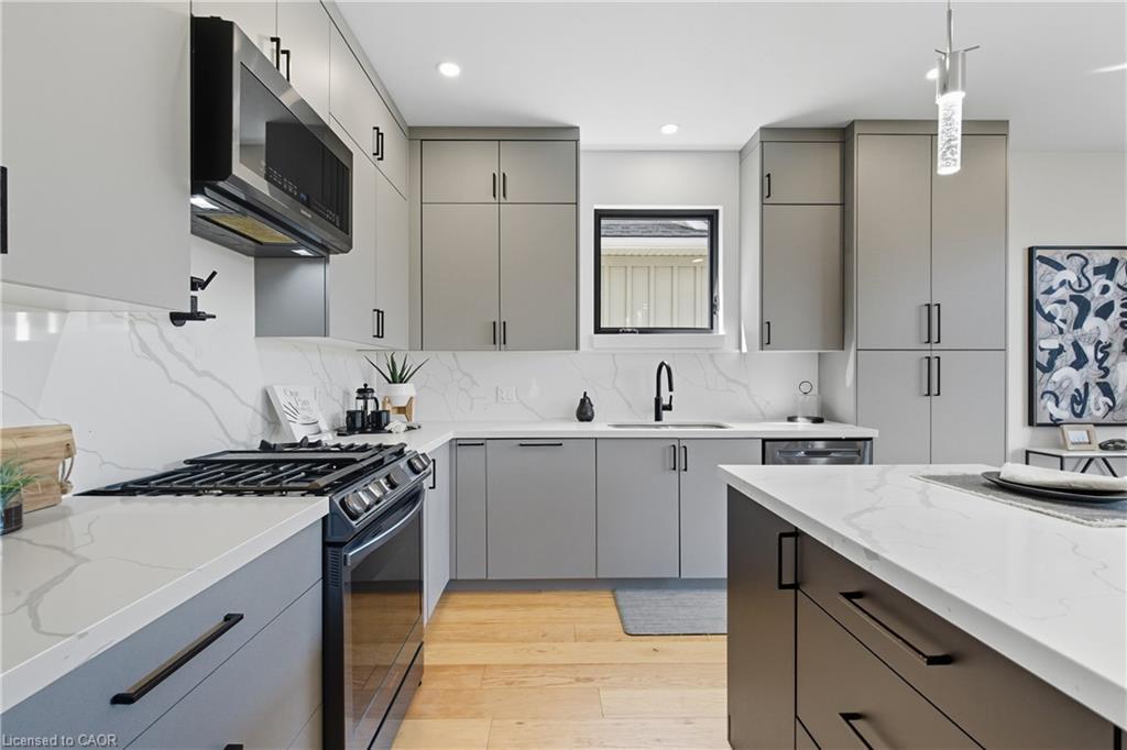 20 Ivy Crescent, Thorold, ON - Indoor Photo Showing Kitchen With Upgraded Kitchen