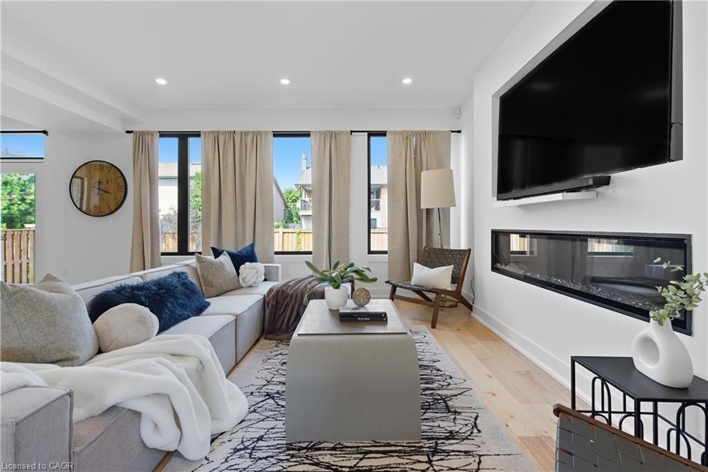 20 Ivy Crescent, Thorold, ON - Indoor Photo Showing Living Room With Fireplace