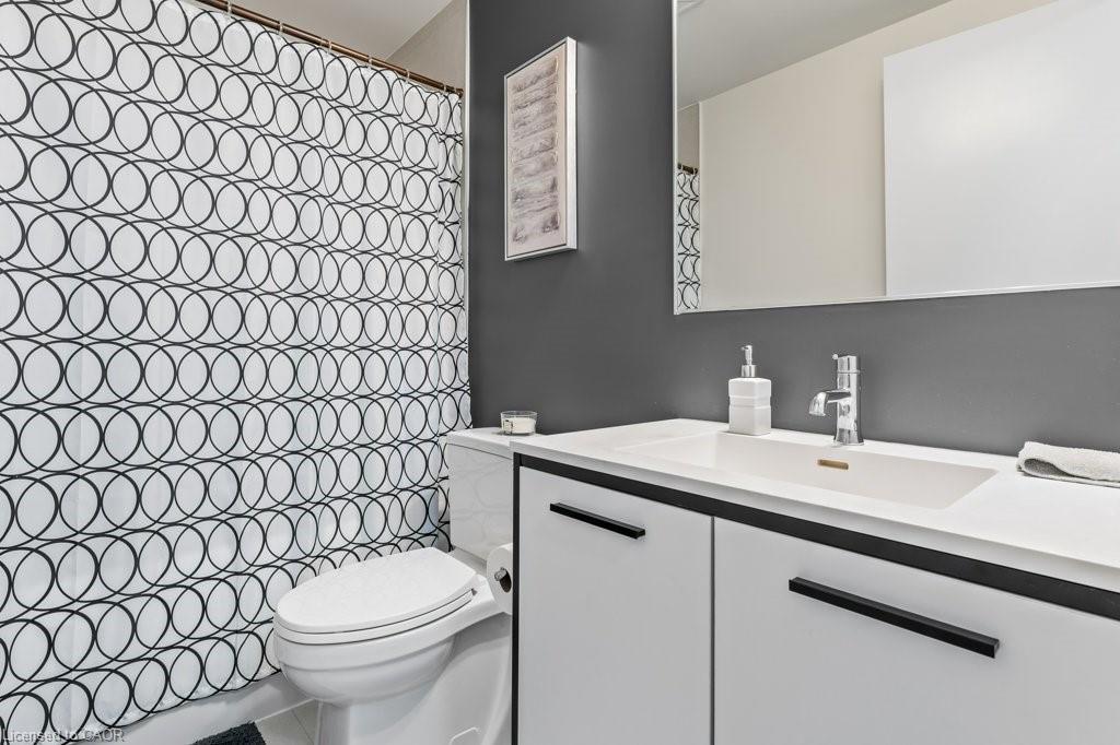 1402-385 Winston Road, Grimsby, ON - Indoor Photo Showing Bathroom