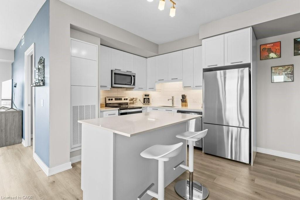 1402-385 Winston Road, Grimsby, ON - Indoor Photo Showing Kitchen With Upgraded Kitchen