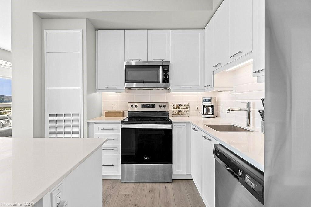 1402-385 Winston Road, Grimsby, ON - Indoor Photo Showing Kitchen With Upgraded Kitchen
