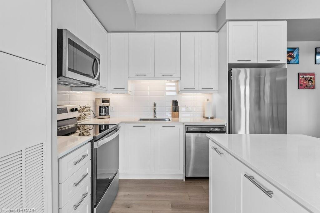 1402-385 Winston Road, Grimsby, ON - Indoor Photo Showing Kitchen With Upgraded Kitchen