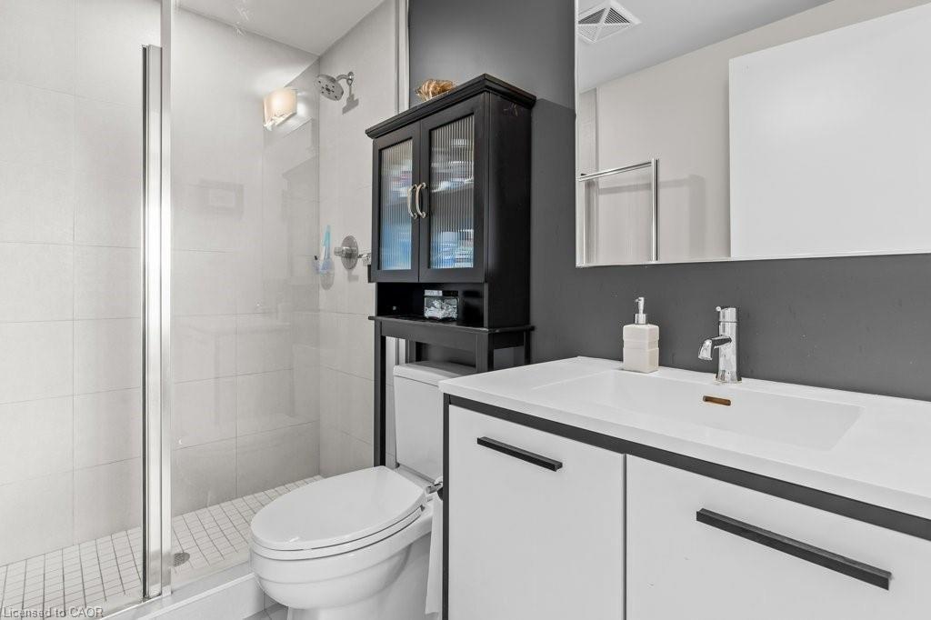 1402-385 Winston Road, Grimsby, ON - Indoor Photo Showing Bathroom