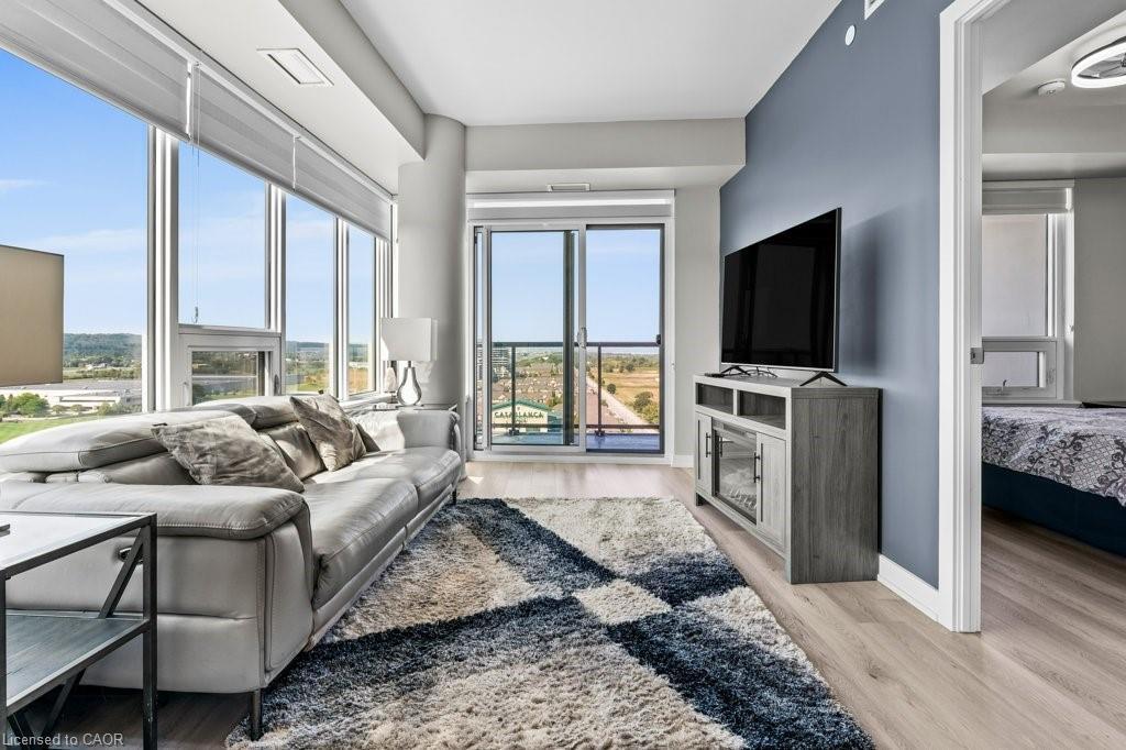 1402-385 Winston Road, Grimsby, ON - Indoor Photo Showing Living Room