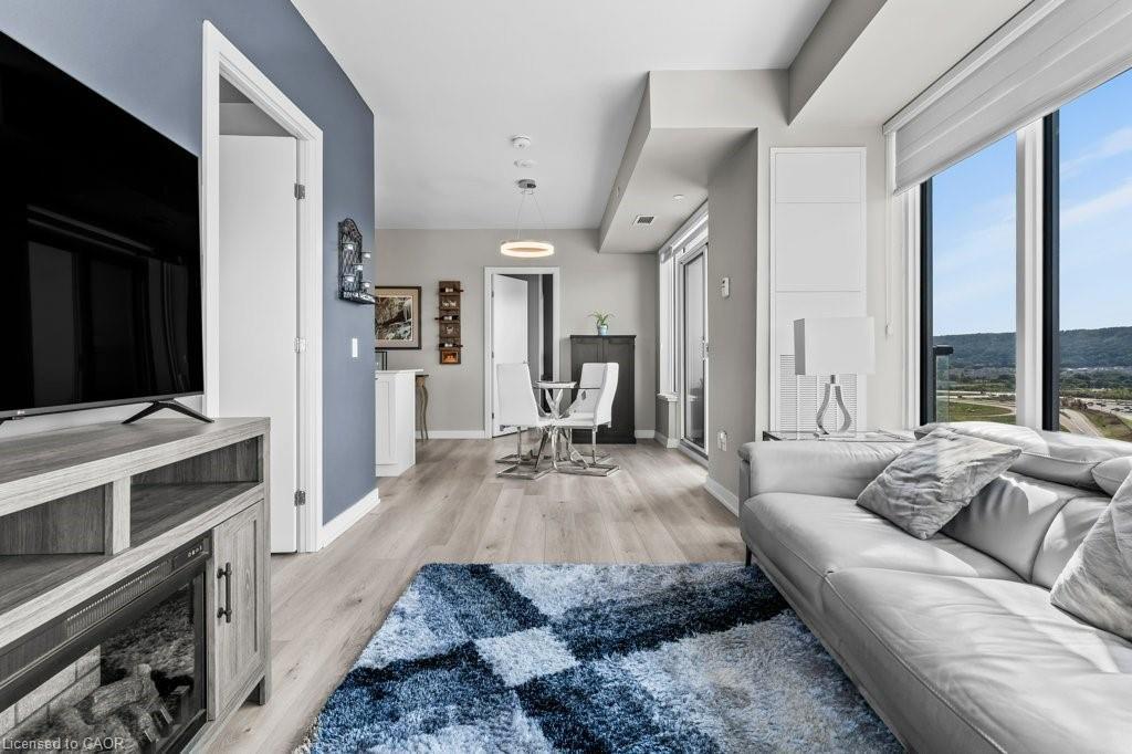 1402-385 Winston Road, Grimsby, ON - Indoor Photo Showing Living Room